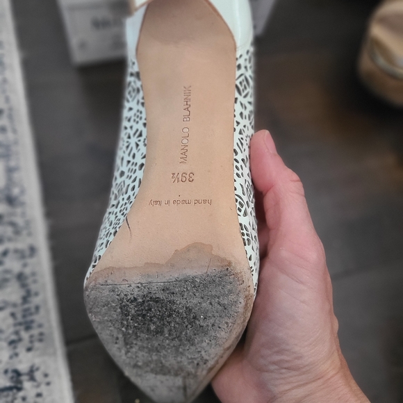 Manolo Blahnik size 39.5 laser cut white pumps - Picture 4 of 11